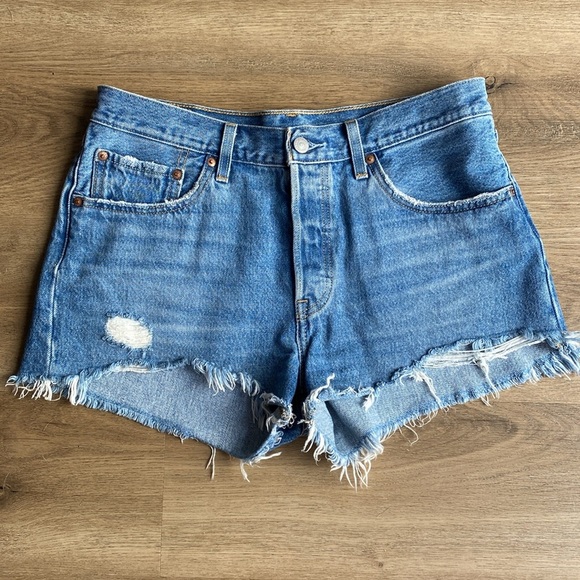 Levi’s 501 Premium Original Fit High Rise Blue Denim Shorts Raw hem size 30 - Picture 1 of 16